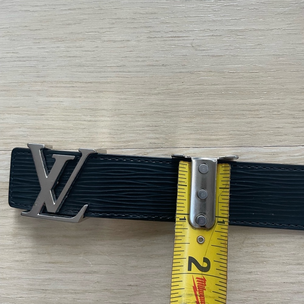 Louis Vuitton black leather belt with silver LV initials - Picture 6 of 8